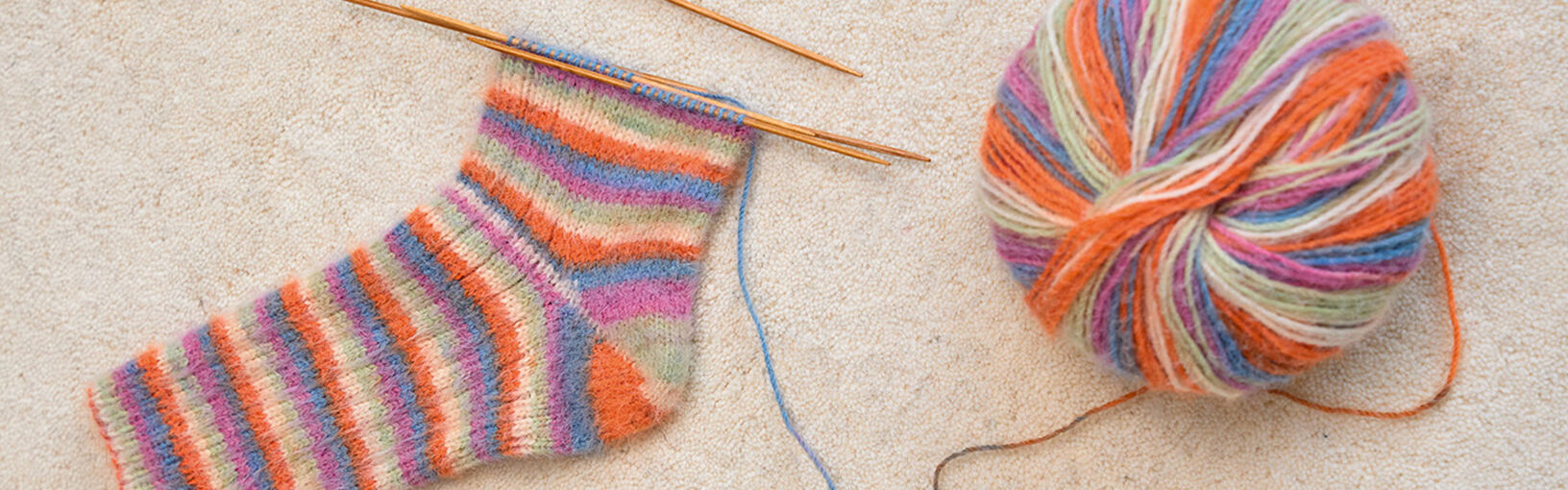 Entdecke verschiedene Strickmuster für Socken Strickanleitungen für Socken von LANA GROSSA