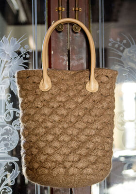 TASCHE MIT FESTEN MASCHEN UND MUSCHELMUSTER Feltro von Lana Grossa
