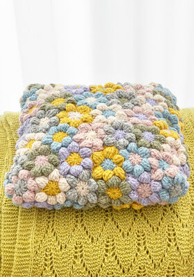 KISSENHÜLLE AUS HÄKELBLÜTEN Lala Berlin Lovely Cotton von Lana Grossa
