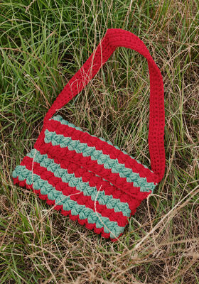 TASCHE IM NOPPENMUSTER MIT TRAGEGURT The Tube von Lana Grossa