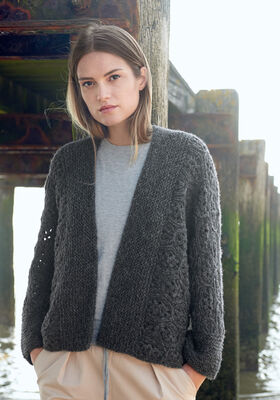 QUERGESTRICKTE JACKE MIT AJOURMUSTER Brigitte No. 2 von Lana Grossa
