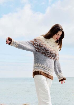 PULLOVER MIT JACQUARDRUNDPASSE Brigitte No. 2 von Lana Grossa