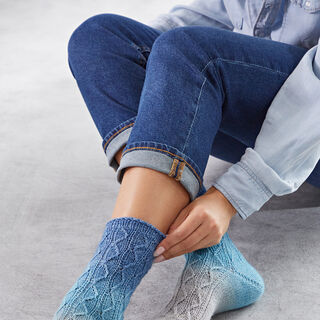 Lana Grossa SOCKEN MIT JOJO-FERSE Meilenweit Merino hand-dyed