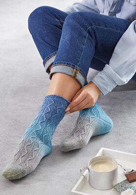 SOCKEN MIT JOJO-FERSE Meilenweit Merino hand-dyed von Lana Grossa