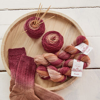 Lana Grossa SOCKEN IM RIPPENMUSTER Meilenweit Merino hand-dyed