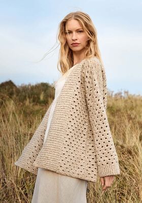 JACKE IM VERSETZTEN BOGENLOCHMUSTER Bottoni von Lana Grossa