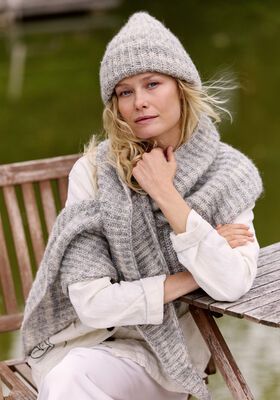 ASYMMETRISCHES DREIECKSTUCH IM PATENTMUSTER Pelo Cashmere von Lana Grossa