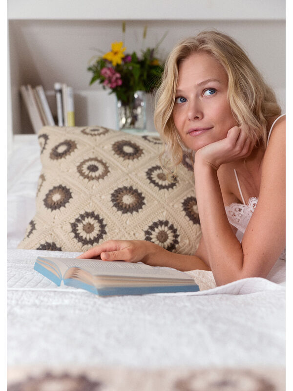 Lana Grossa KISSENHÜLLE AUS QUADRATISCHEN MOTIVEN Cool Wool