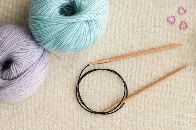 Dafür eignen sich Rundstricknadeln am besten