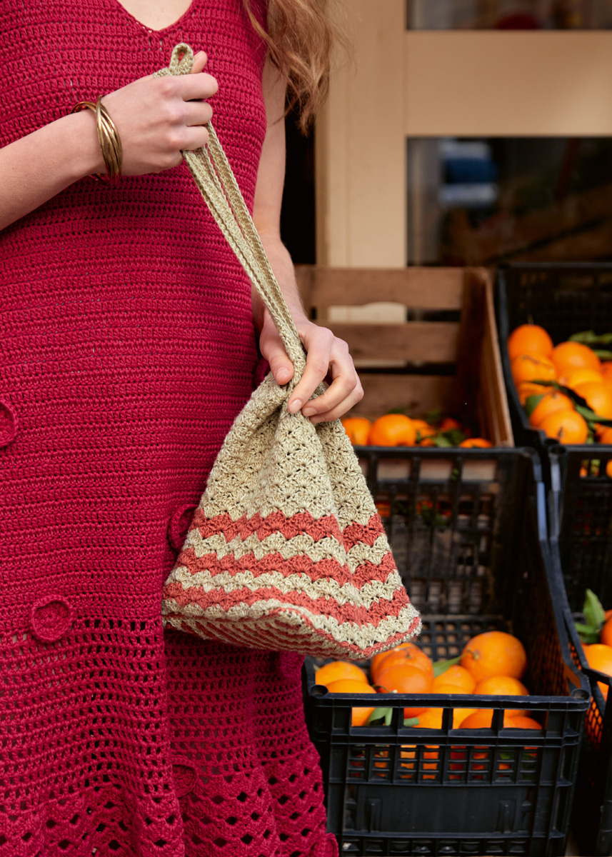 HENKELTASCHE IM STÄBCHEN- UND MUSCHELMUSTER Diversa von Lana Grossa